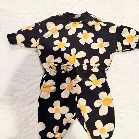 Hanna Andersson 3-6 mos Black and Yellow Daisy Baby Terry Sweatsuit Matching Set - Picture 2 of 6